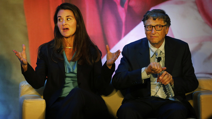 Melinda Gates og Bill Gates gir mye penger til veldedighet. Nå støtter de også kampen mot det nye koronaviruset. Dette bildet er tatt i India i fjor høst.