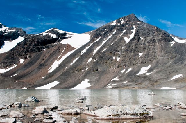 Svenska fyra glaciärer smälter, mätningar på Kebnekaises sydtopp visar att den är över en meter lägre än förra året.