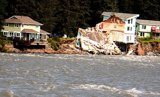 Flera boende är evakuerade efter att översvämningen underminerat marken under husen i Juneau i Alaska.