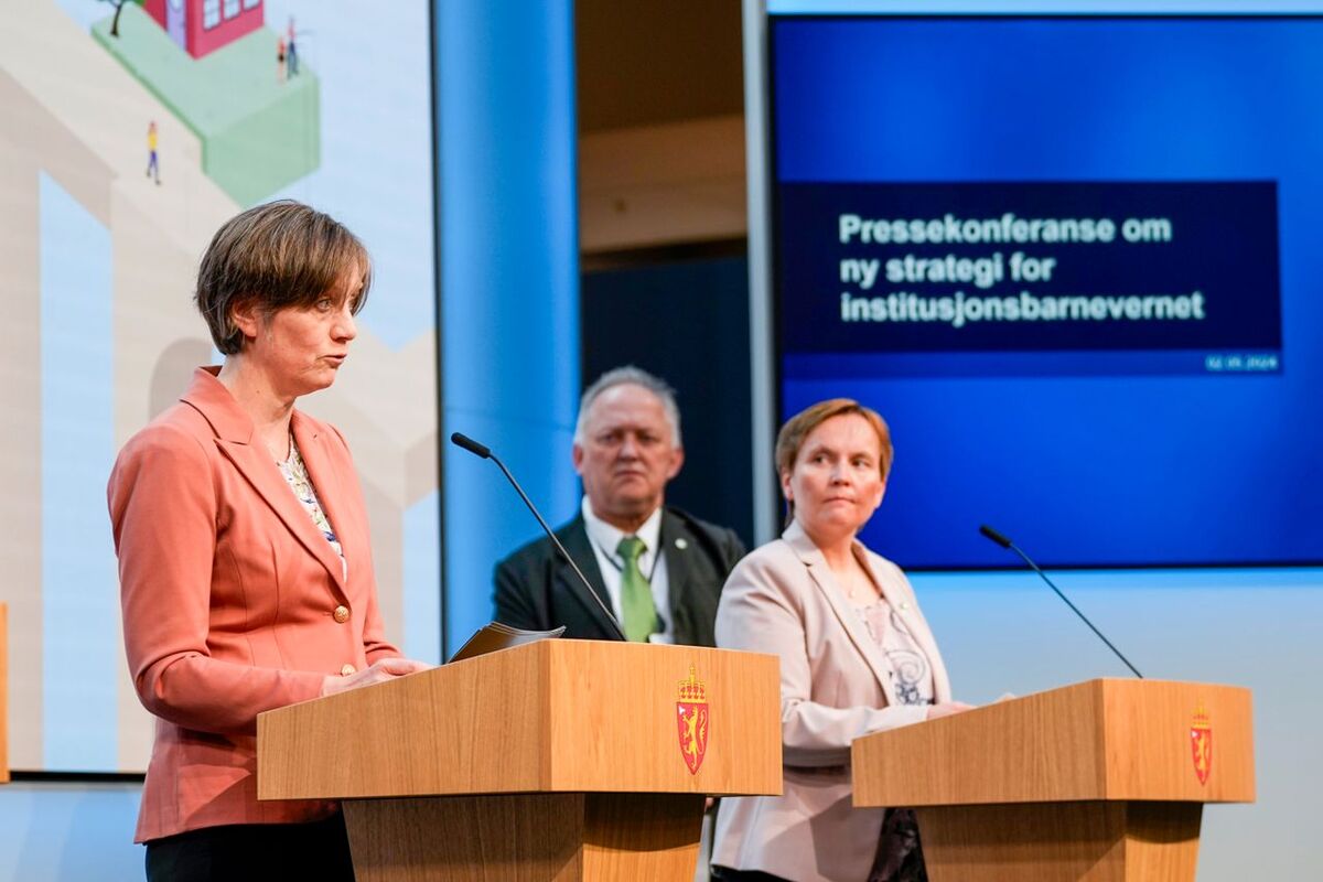 Barne- og familieminister Kjersti Toppe (Sp) taler under en pressekonferanse om regjeringen lanserer ny strategi for institusjonsbarnevernet i Marmorhallen i Oslo torsdag formiddag.