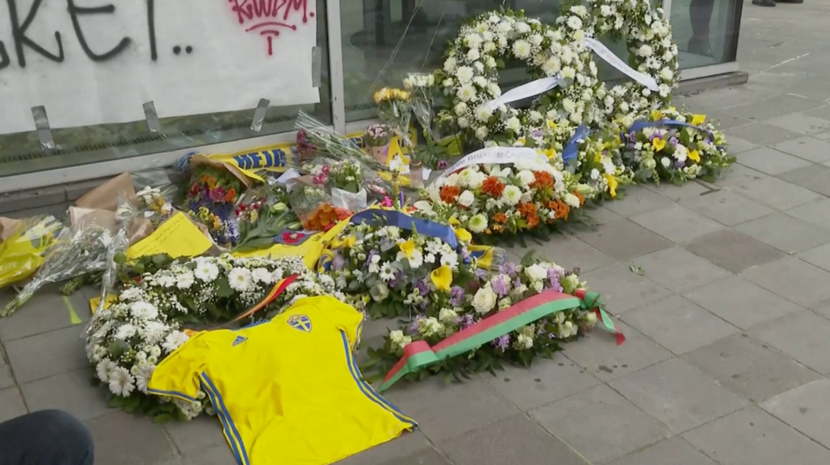 Svenska landslagströjor och blommor i Bryssel på platsen där två svenskar dog i en terrorattack på måndagen.
