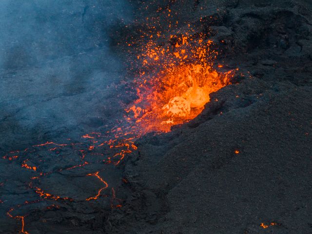 Lava väller ut från en vulkan norr om isländska Grindavik, den 15 januari i år. Arkivbild.