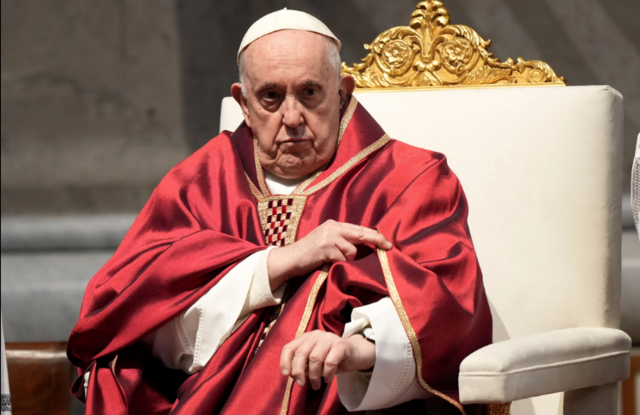 Påven deltog i en tidig kvällsgudstjänst i Peterskyrkan på långredagen.