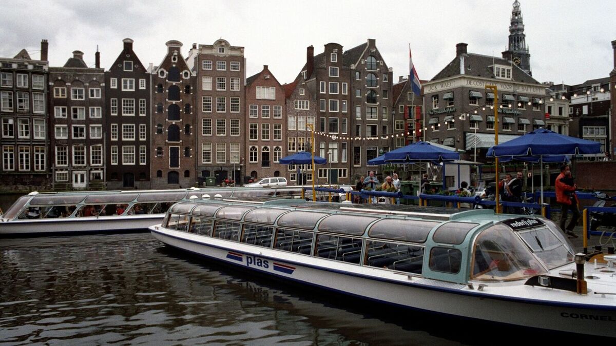 Millioner av turister besøker Nederlands hovedstad Amsterdam hvert år. Nå vil myndighetene bremse masseturismen. Arkivfoto: Foto: Berit Keilen / NTB