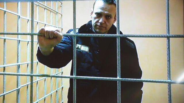 Den russiske opposisjonspolitikeren Aleksej Navalnyj har sittet fengslet i Russland et år. Foto: Denis Kaminev / AP / NTB