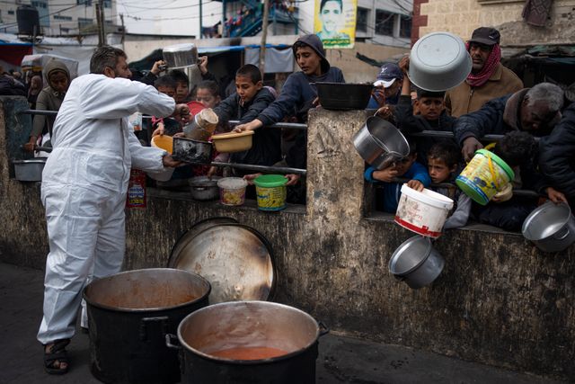Palestinier som försöker få mat i Rafah i Gaza. Arkivbild.