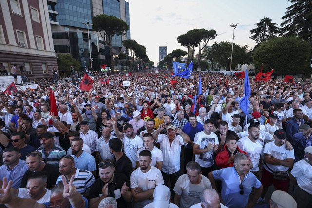 Demonstranter utanför premiärministerns kansli i Tirana i Albanien.