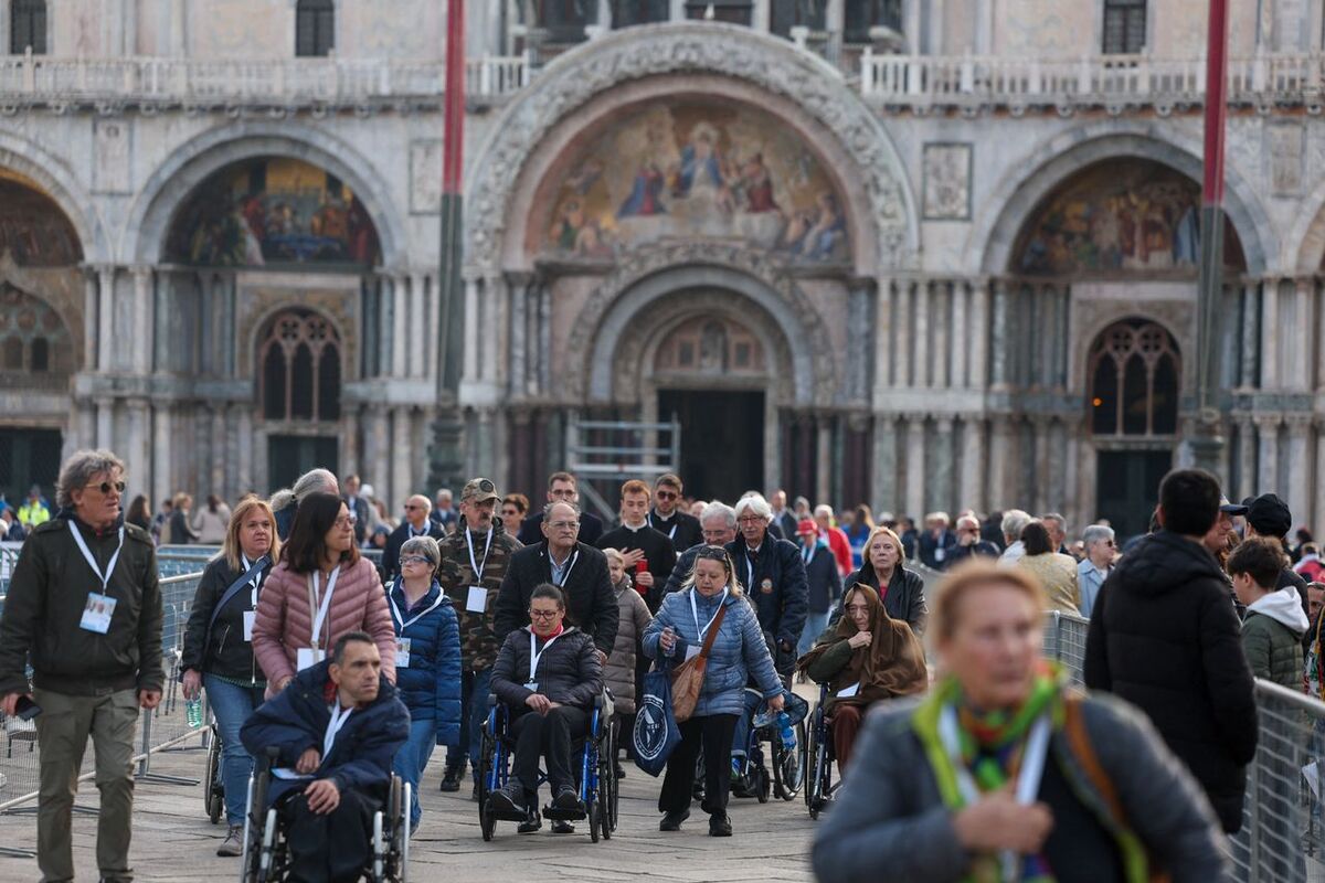 En folkemengde venter på St. Marks plass i Venezia, 28. april 2024.