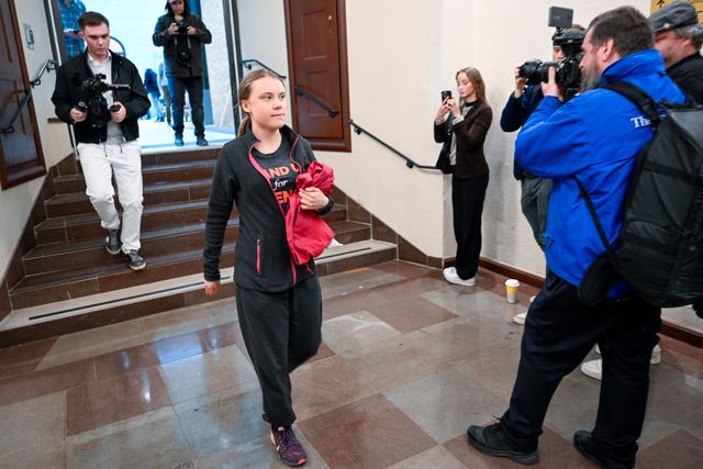 Greta Thunberg anländer till Stockholms tingsrätt som håller huvudförhandling i mål där klimataktivisten står åtalad för två fall av ohörsamhet mot ordningsmakten efter protestaktioner vid riksdagen.