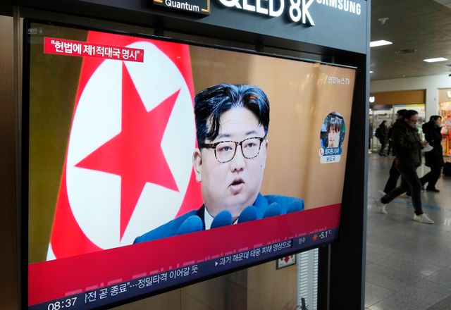 Nordkorea uppges ha avfyrat flera robotar, enligt Sydkoreas militär. På fotot syns Nordkoreas ledare Kim Jong Un på en tv-skärm i Seoul. Arkivbild.