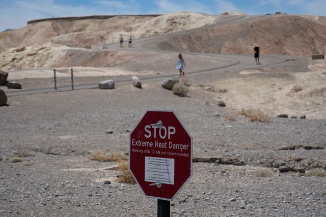 En skylt varnar för extremvärme i Death Valleys nationalpark i Kalifornien. Här kan ett 110-årigt värmerekord slås.