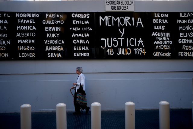 Namnen på de personer som omkom i bombattentatet vid Amia-centret i Buenos Aires. Bild från tidigare i år.