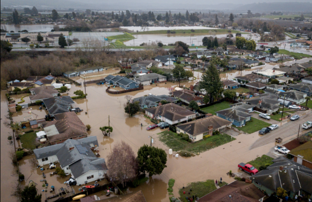 Översvämningar, som här i Kalifornien i måndags, kan bli vanligare.