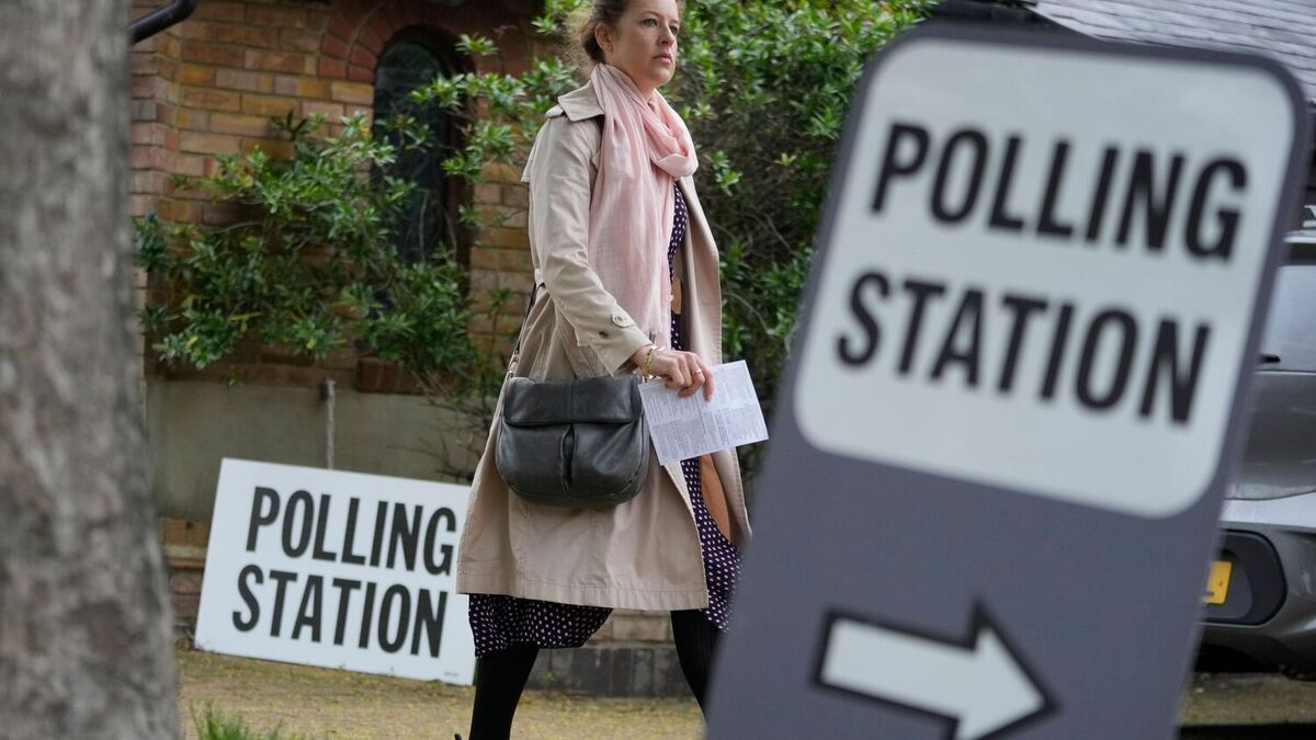 En kvinne på vei inn i et valglokale i London torsdag. Valget vil gi en pekepinn på oppslutningen om Det konservative partiet.
