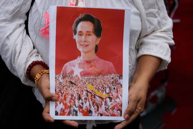 Anhängare till Myanmars avsatte ledare Aung San Suu Kyi visar sitt stöd, i det här fallet befinner sig anhängaren i exil i Thailand. Arkivbild.