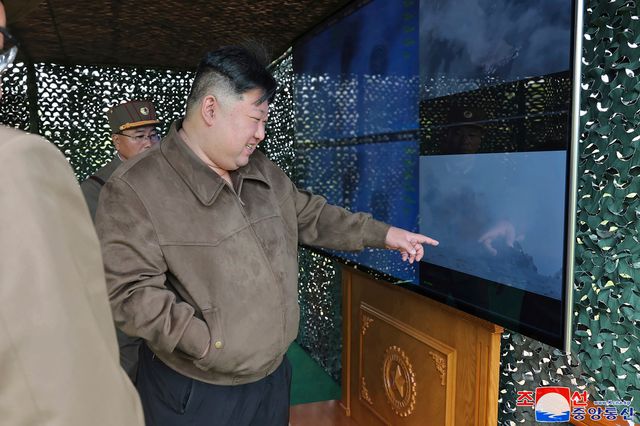 Kim Jong-Un påstås övervaka en militärövning.