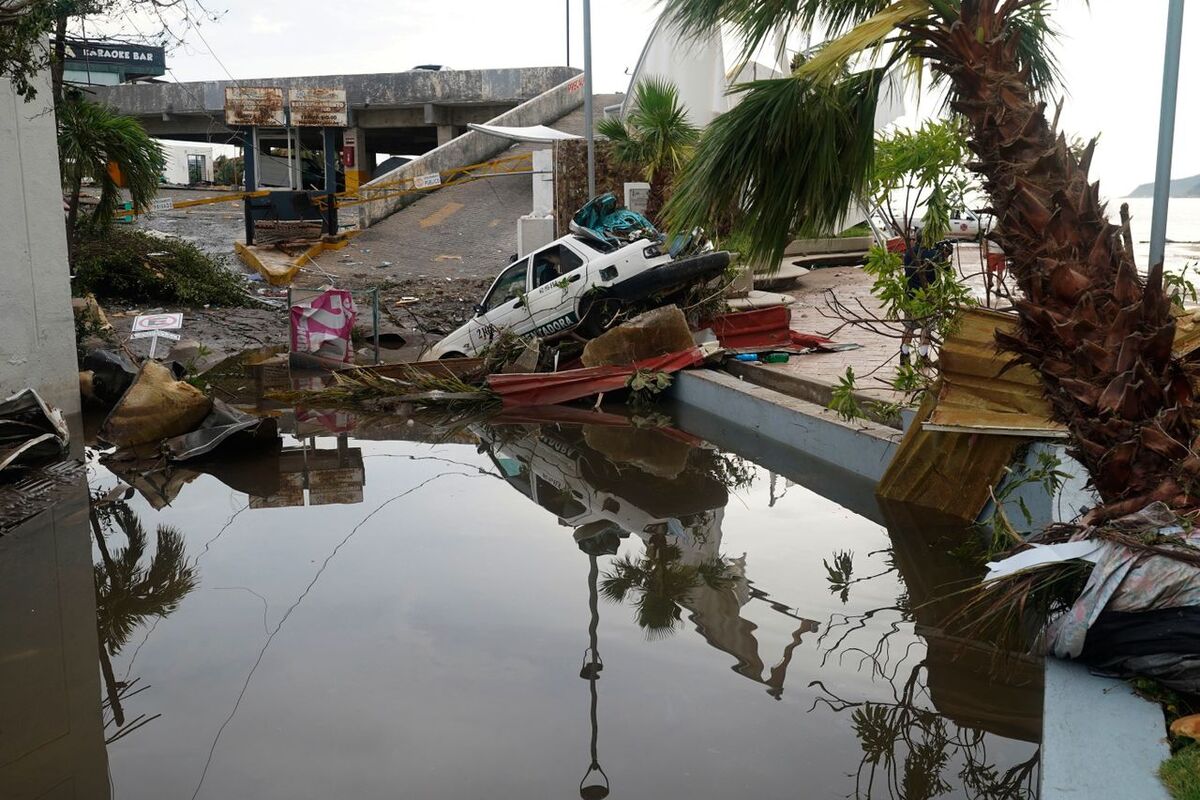 Acapulco i Mexiko efter att orkanen Otis slitit sönder hus och vägar och orsakat svåra översvämningar i oktober i år.