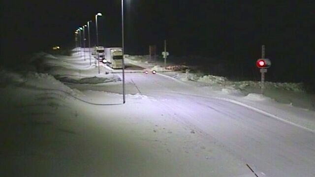 E6 over Saltfjellet er stengt på grunn av uvær. Bildet er fra onsdag, da Saltfjellet ble stengt. Foto: Statens vegvesen / NTB