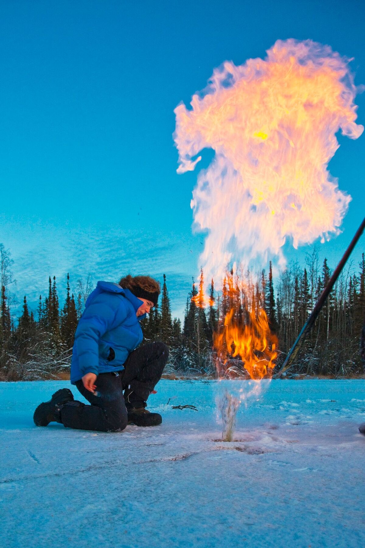Dåvarande forskarassistenten Katey Walter Anthony sätter eld på metangas som läcker ut i Fairbanks, Alaska. Enorma mängder växthusgaser är inkapslade i permafrosten, när temperaturen nu hela tiden ökar släpps gaserna fria i och med töandet. (Arkivbild.)
