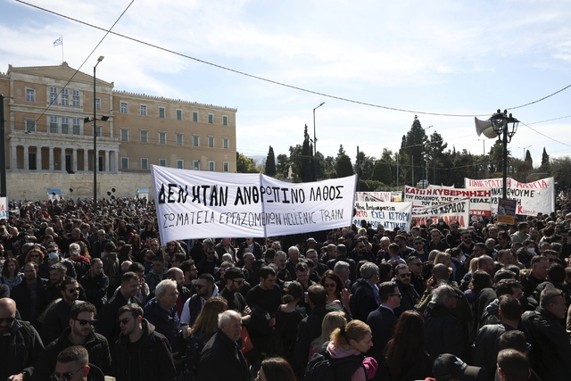 Demonstranter utanför parlamentet i Aten.