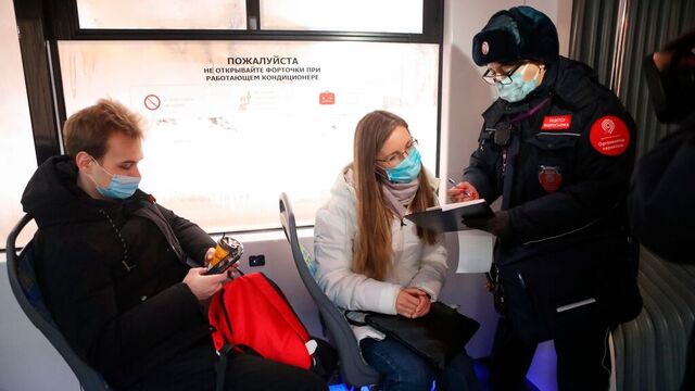 Passasjerer på T-banen i St. Petersburg kontrolleres for vaksinepass og munnbindbruk.
Fotyo: Sophia Sandurskaya / Moscow News Agency photo via AP / NTB