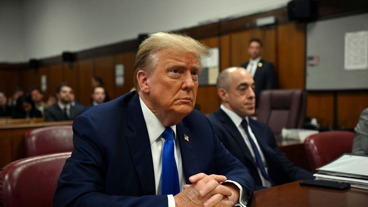Tidligere president Donald Trump møtte mandag i retten i New York for å høre aktors åpningsinnlegg i den såkalte hysjpengesaken. Foto: Angela Weiss / AP / NTB