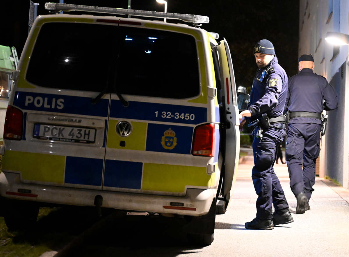 Polis på plats i Bredäng under onsdagskvällen. 