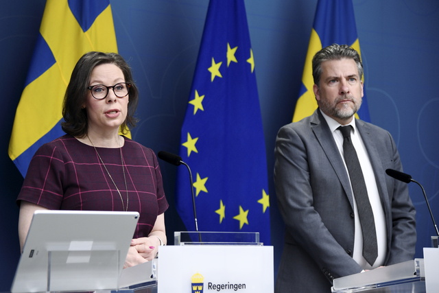 Migrationsminister Maria Malmer Stenergard (M) och Mikael Ribbenvik på pressträffen.