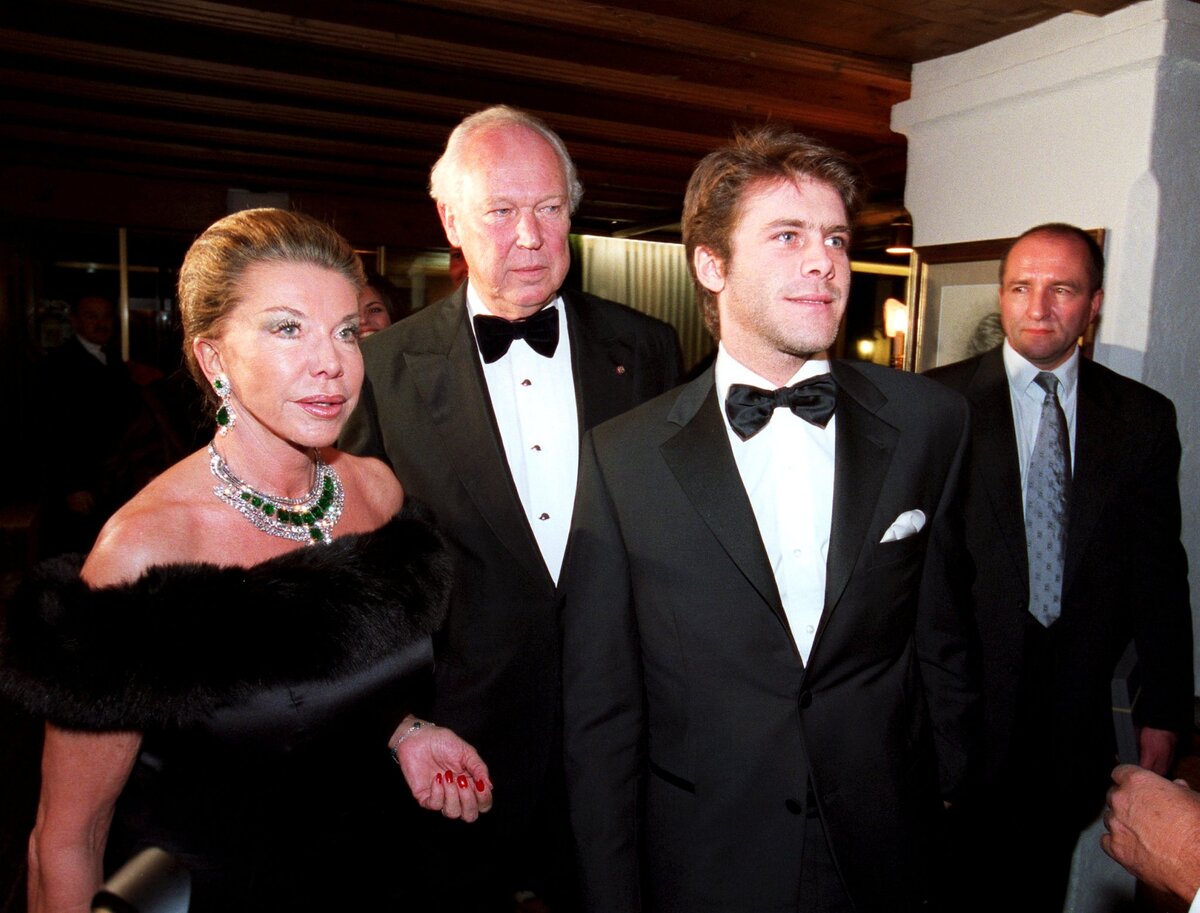 Viktor Emanuel i mitten, tillsammans med frun Marina Doria och sonen Emanuele Filiberto 2002.