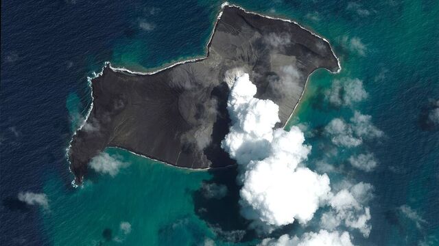 Før og etter-bilder av vulkanen som eksploderte sør i Stillehavet i helgen. Tonga er hardt rammet av utbruddet. Foto: Maxar Technologies / AP / NTB