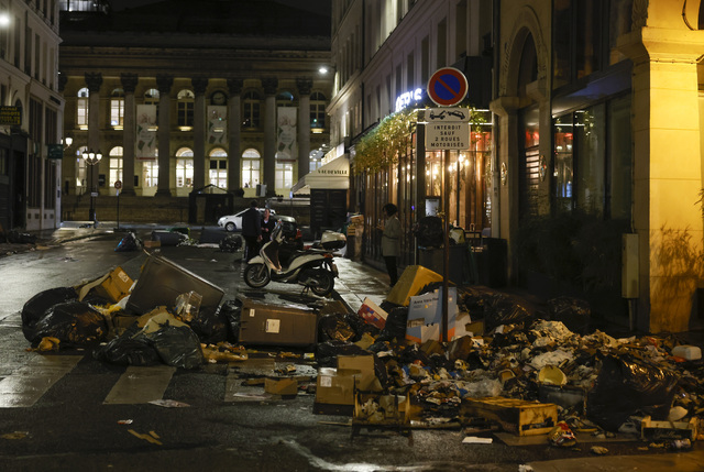 Uppbrända sopor på en gata i Paris.