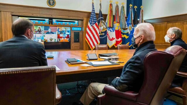 President Joe Biden har tilbrakt helgen på Camp David og har blant annet hatt møter med sine sikkerhetsrådgivere og representanter fra Pentagon om situasjonen i Ukraina. Foto: Det hvite hus via AP / NTB