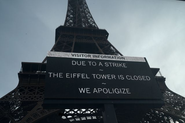 Eiffeltornet i Paris höll stängt på grund av strejk.