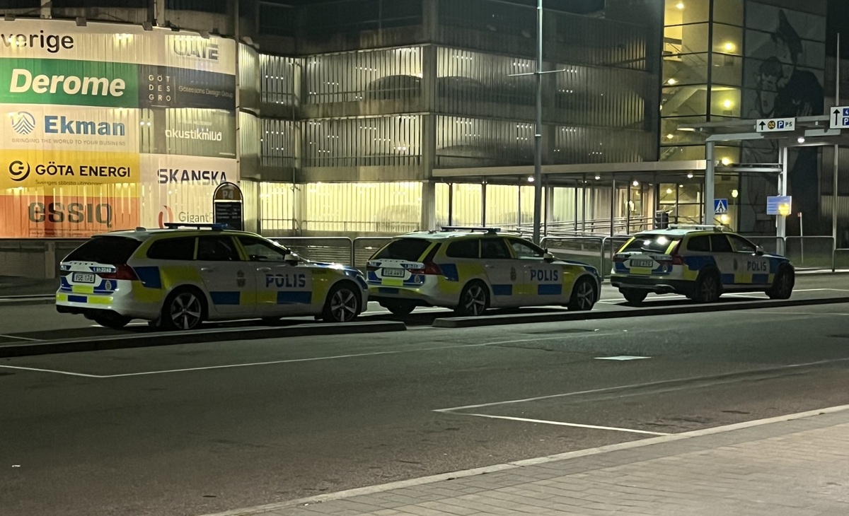 Polisbilar utanför Landvetter flygplats på lördagskvällen.