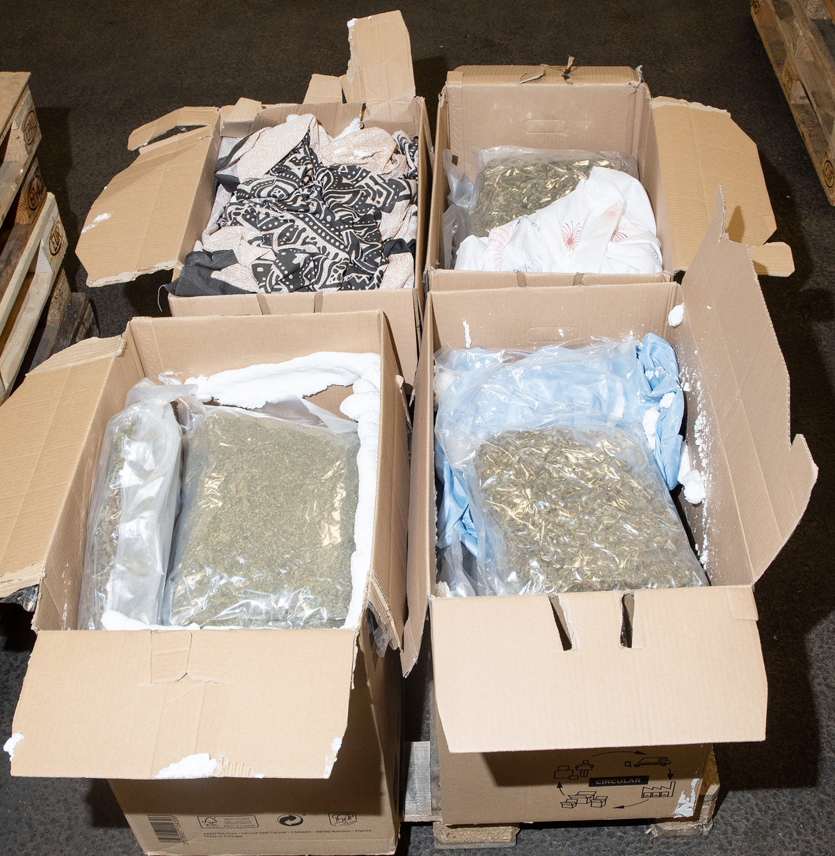 Narkotikan kvitterades ut av en av de misstänkta och paketen kördes till ödsliga platser i Göteborg. Där hämtades paketen upp av andra misstänkta i ärendet.
