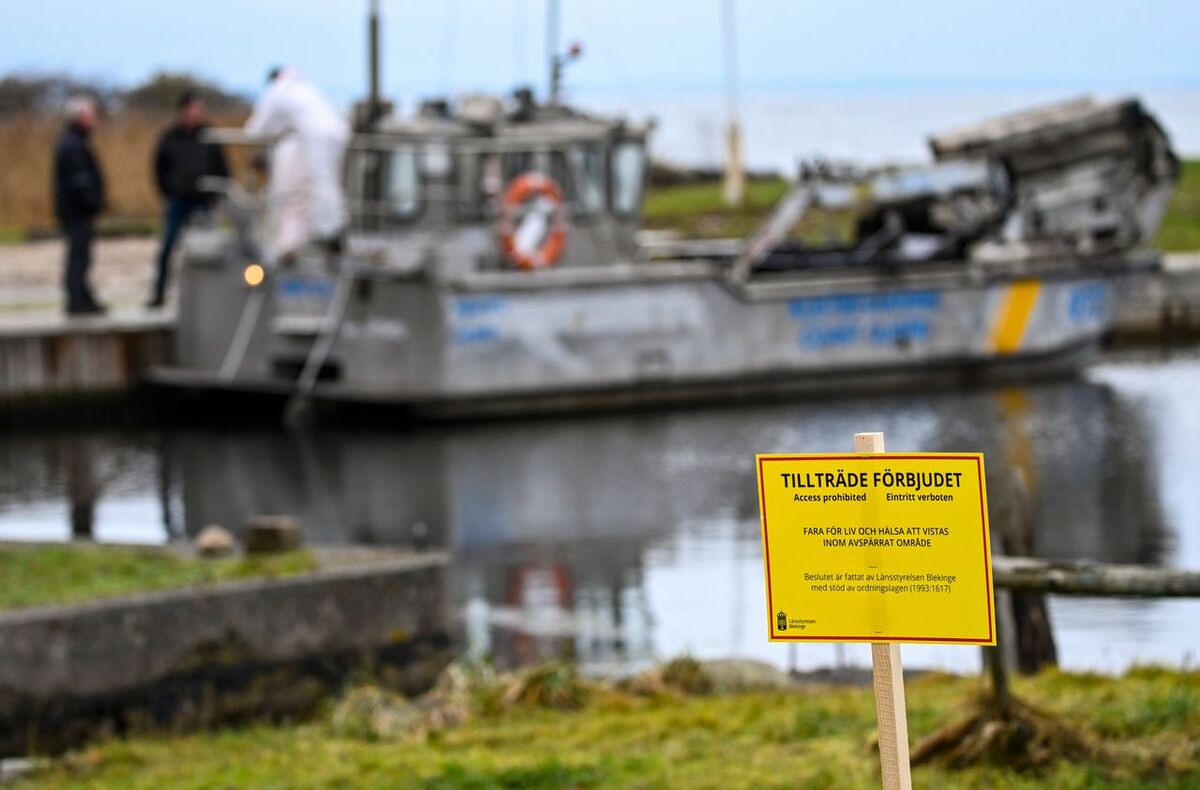 Kustbevakningens båt av typen strandbekämpare var på plats i Djupekås för att sanera oljan från Marco Polo förra veckan.