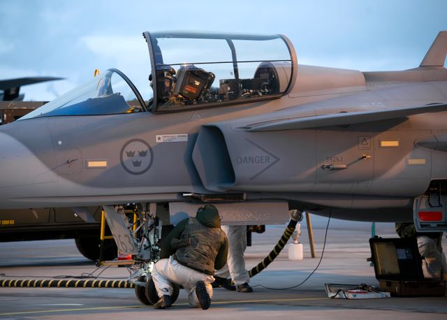 Värnpliktiga från F21 gör en så kallad ”klargöring” på en JAS 39 Gripen C/D på Luleå-Kallax flygplats under militärövning Nordic Response.
