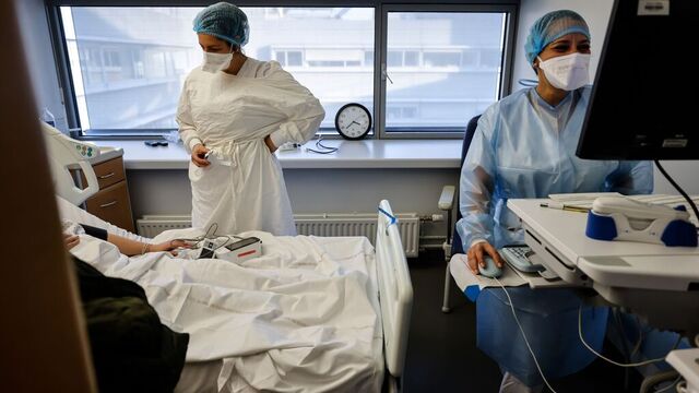 En koronasyk pasient får behandling på et sykehus i Strasbourg. Frankrike har satt ny smitterekord med nesten en halv million nye smittetilfeller på ett døgn. Foto: AP / NTB