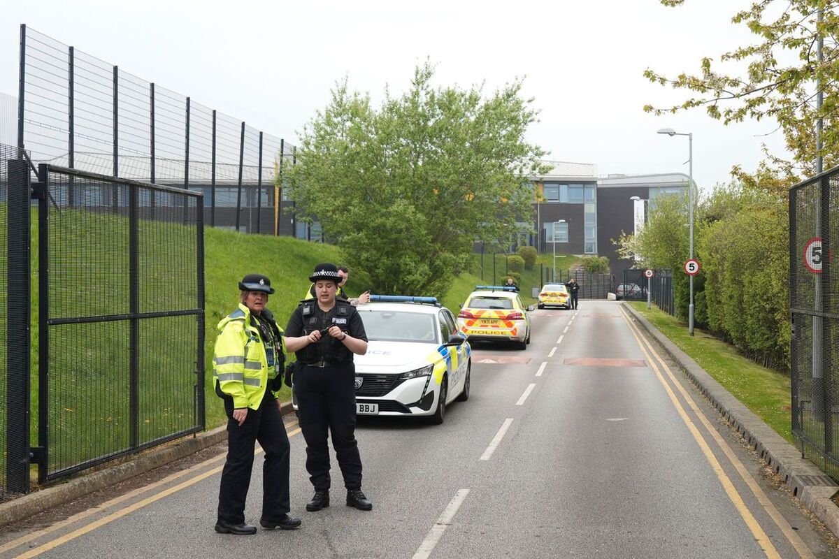 Polis utanför skolan i Sheffield, norra England.