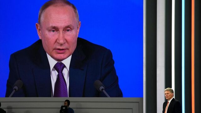 Kremls talsmann Dmitrij Peskov (til høyre) lytter til sjefen, Russlands president Vladimir Putin, på en pressekonferanse i Moskva i desember. Foto: Aleksander Zemlianitsjenko / AP / NTB