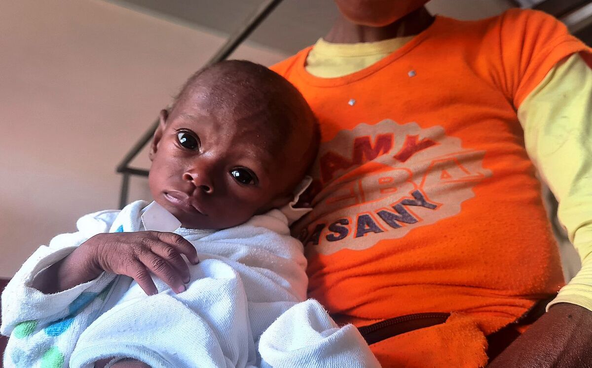 Soaravo, tio månader, har förts till sjukhus i Mananjary på Madagaskar för undernäring. Sydöstra Madagaskar har upplevt tre kraftiga cykloner på bara ett år. Humanitära grupper säger nu att öbefolkningen drabbats av hungerkatastrofer i spåren av klimatförändringarna.