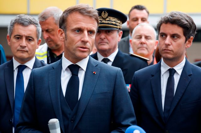 Emmanuel Macron med Gabriel Attal till höger om sig. Bild från i höstas.