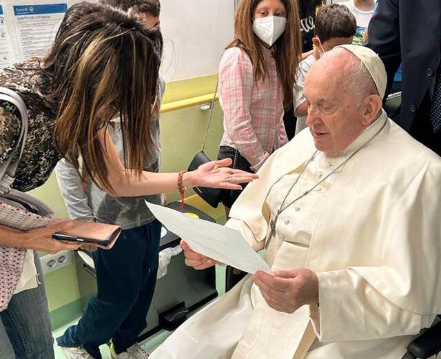 Påven fotograferad på sjukhuset under torsdagen.