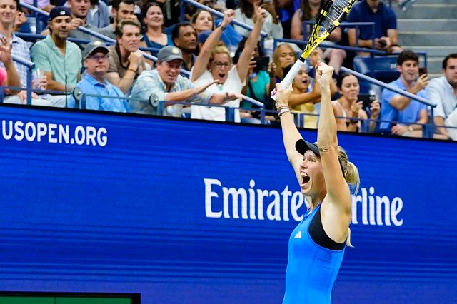 Caroline Wozniacki firar efter segern mot Petra Kvitova.