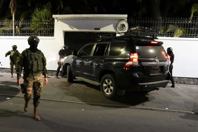 Polis tog sig in på Mexikos ambassad i Quito.