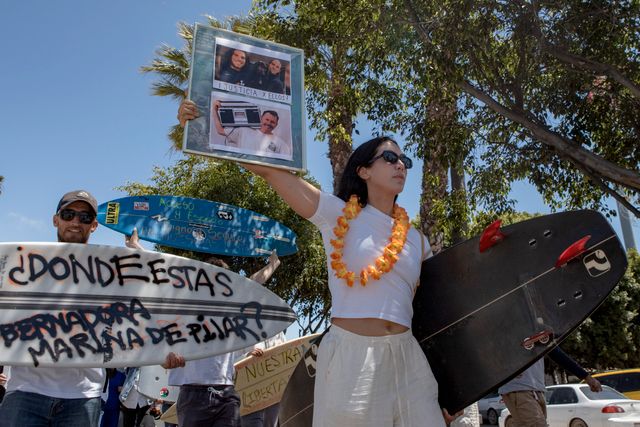 Demonstranter protesterar mot våldet i Baja California och kräver att mexikanska myndigheter agerar.