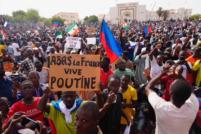 Anhängare till general Abdourahmane Tchiani, som ligger bakom statskuppen. Budskapet på skylten: ”Ner med Frankrike, länge leve Putin”.
