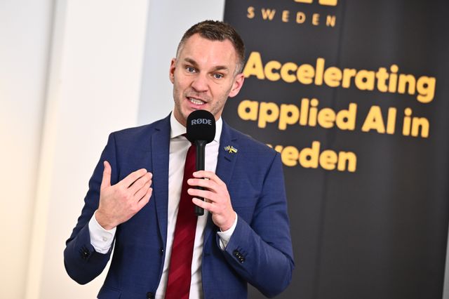 Civilminister Erik Slottner (KD) vid en pressträff hos AI Sweden. Arkivbild.