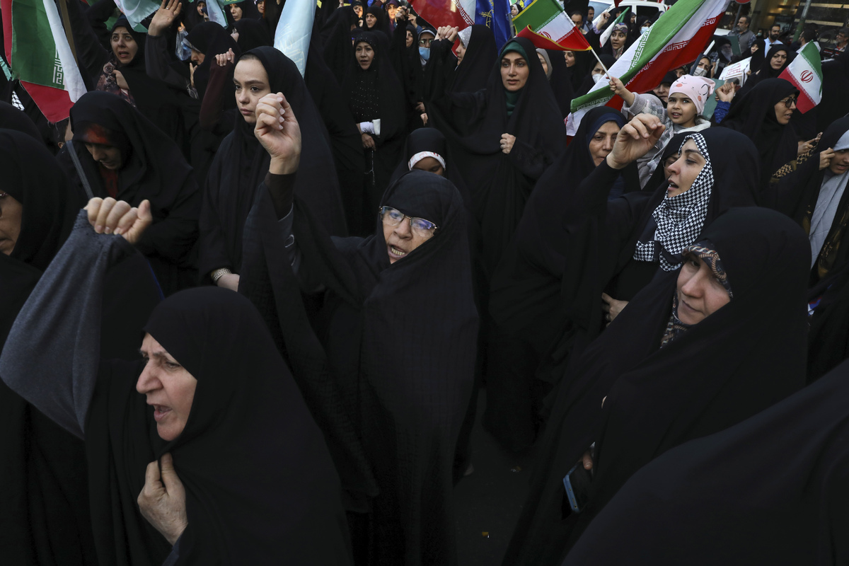 Iranska kvinnor i en anti-israelisk demonstration i Teheran under måndagen. 