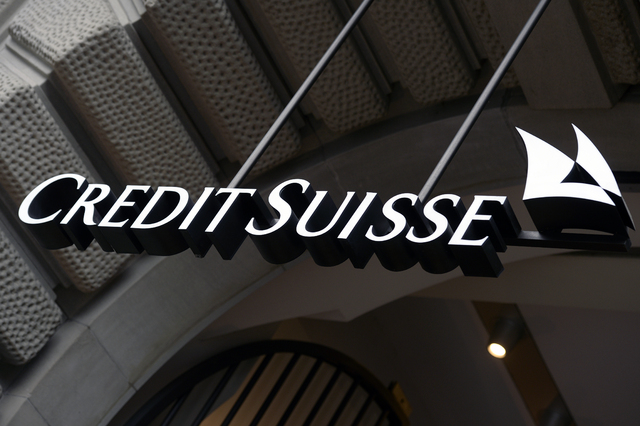 Schweiz största bank erbjuder sig köpa Credit Suisse.